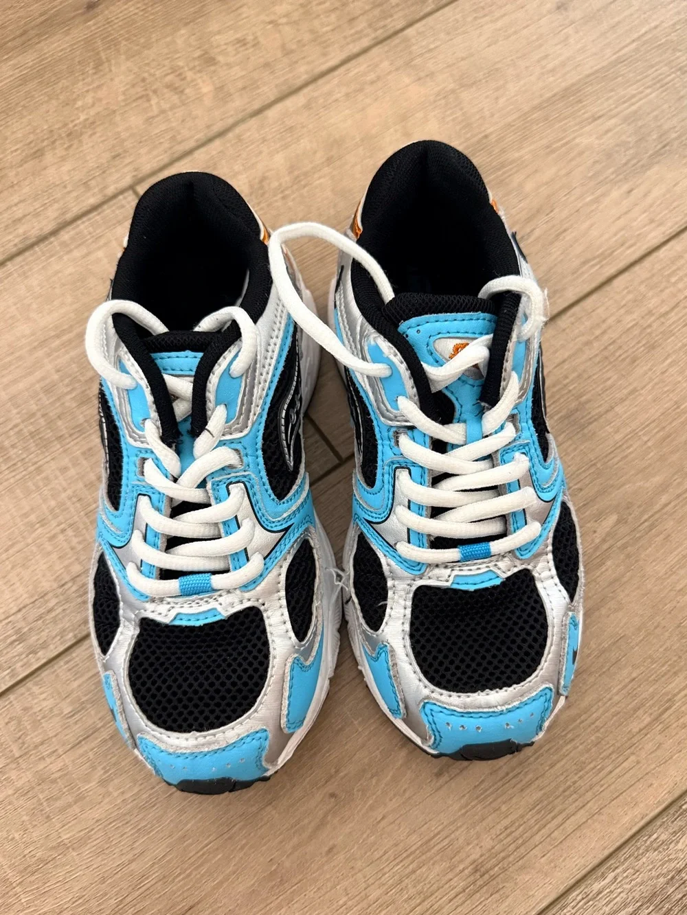Saucony Kids Sneakers in Black, Light Blue and White （worn once)